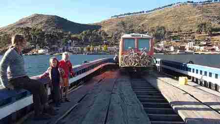 Diese Faehre faehrt mit Aussenboardmotor ueber den Titicaca-See